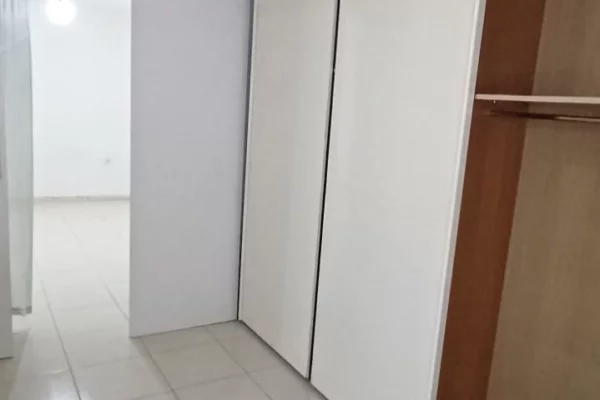 Shtepi me qera Apartament ne Tirane, 3+1, Mobilimi Pjeserisht e mobiluar, Pagesa 40,000  Leke.