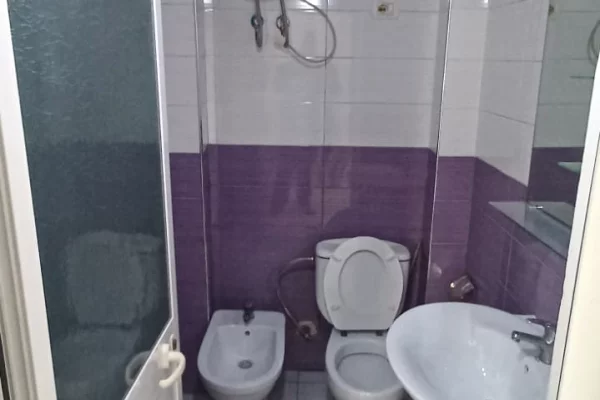 Shtepi me qera Apartament ne Tirane, 3+1, Mobilimi Pjeserisht e mobiluar, Pagesa 40,000  Leke.