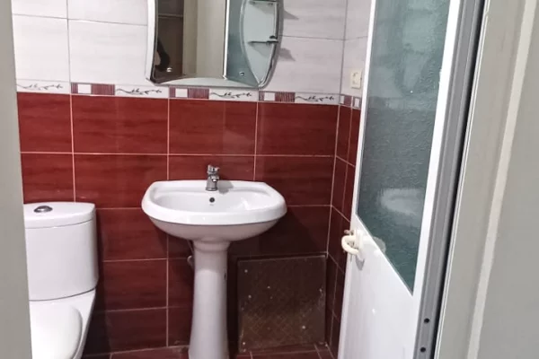 Shtepi me qera Apartament ne Tirane, 3+1, Mobilimi Pjeserisht e mobiluar, Pagesa 40,000  Leke.