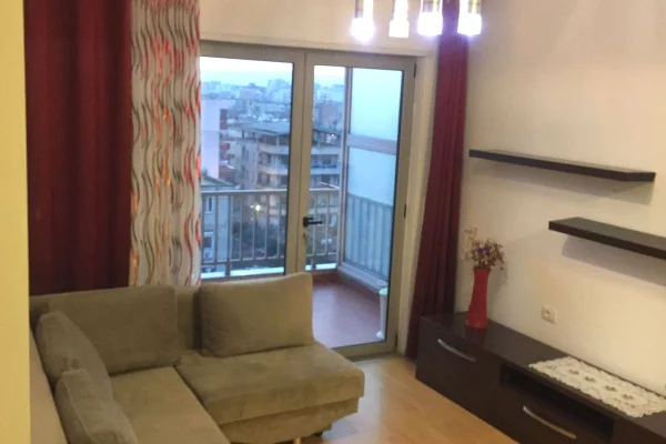 🏢Xhamllik,prane Supermarket Spar jepet me qera apartament 1+1,i mobiluar.60,000L