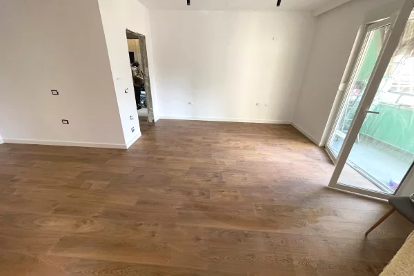 Ambient biznesi me qera 3+1 ne Tirane - 1,000 Euro