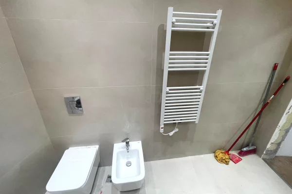 Pak minuta larg Stadiumit Air Albania jepet me qera per zyra,apartament 1+1,bosh 1,000 Euro