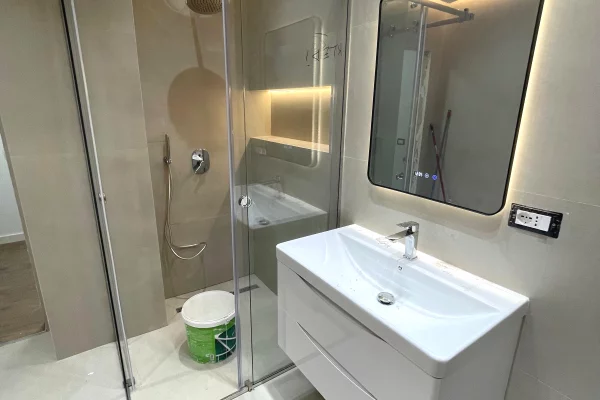 Pak minuta larg Stadiumit Air Albania jepet me qera per zyra,apartament 1+1,bosh 1,000 Euro