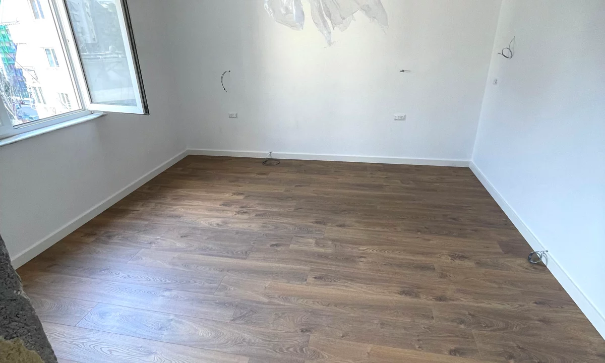 Pak minuta larg Stadiumit Air Albania jepet me qera per zyra,apartament 1+1,bosh 1,000 Euro