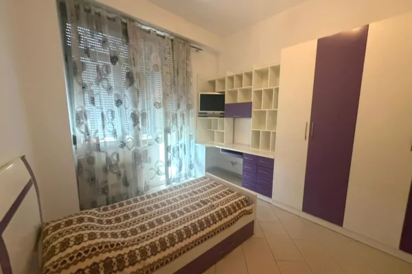 Shtepi ne shitje Apartament ne Tirane, 2+1, Mobilimi E mobiluar, Pagesa 250,000  Euro.