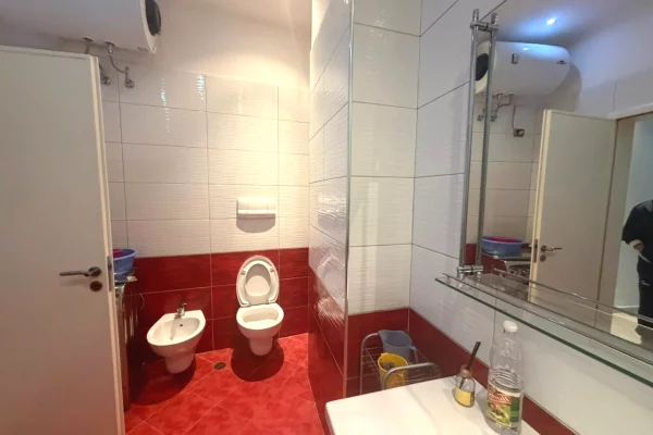 Shtepi ne shitje Apartament ne Tirane, 2+1, Mobilimi E mobiluar, Pagesa 250,000  Euro.