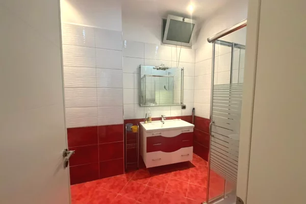 Shtepi ne shitje Apartament ne Tirane, 2+1, Mobilimi E mobiluar, Pagesa 250,000  Euro.