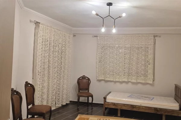 Shtepi me qera Apartament ne Tirane, 2+1, Mobilimi E mobiluar, Pagesa 50,000  Leke.