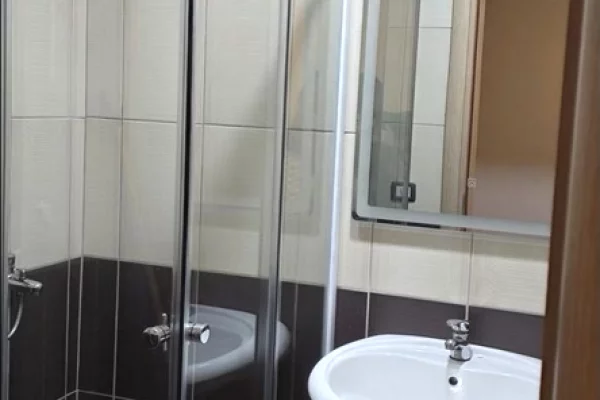 Shtepi me qera Apartament ne Tirane, 2+1, Mobilimi E mobiluar, Pagesa 50,000  Leke.