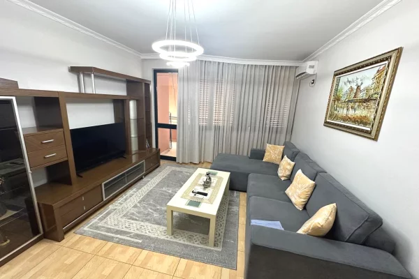 Tek 21 Dhjetori,jepet me qera apartament 2+1+2,i mobiluar. 800Euro  