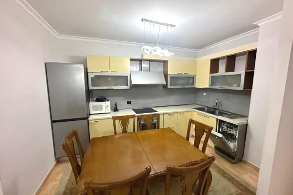 Shtepi me qera Apartament ne Tirane, 2+1, Mobilimi E mobiluar, Pagesa 800  Euro.