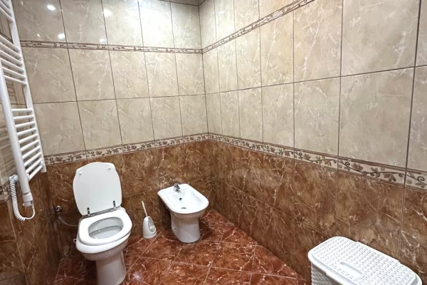 Shtepi me qera Apartament ne Tirane, 2+1, Mobilimi E mobiluar, Pagesa 800  Euro.