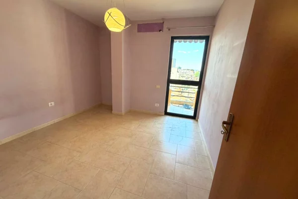 Shtepi me qera Apartament ne Tirane, 3+1, Mobilimi Pjeserisht e mobiluar, Pagesa 80,000  Leke.
