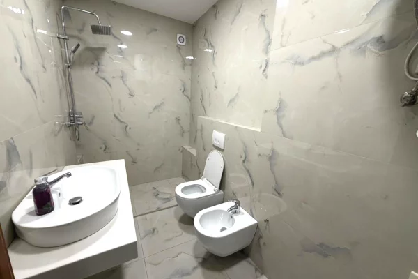 Shtepi me qera Apartament ne Tirane, 3+1, Mobilimi Pjeserisht e mobiluar, Pagesa 80,000  Leke.