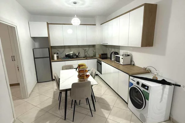 Shtepi me qera Apartament ne Tirane, 2+1, Mobilimi E mobiluar, Pagesa 55,000  Leke.