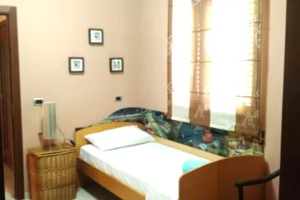 🏠Ish Tregu Elektrik,Rr. Edison Gjergjo jepet me qera kati i II-te i nje vile 2+1,i mobiluar.450Euro