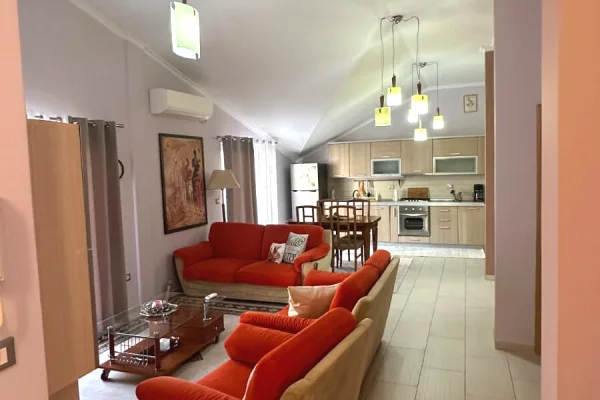 🏠Kristal Center,Rr.Prokop Mima jepet me qera kati i III-te i nje vile,3+1,i mobiluar.85,000 L