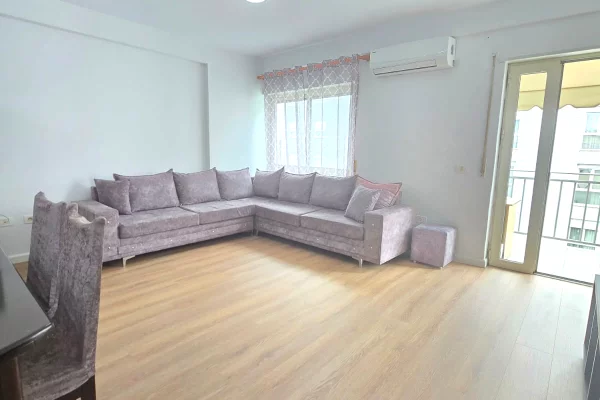Shtepi ne shitje Apartament ne Tirane, 1+1, Mobilimi Pjeserisht e mobiluar, Pagesa 165,000  Euro.