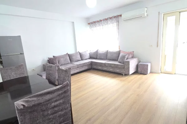 Shtepi ne shitje Apartament ne Tirane, 1+1, Mobilimi Pjeserisht e mobiluar, Pagesa 165,000  Euro.