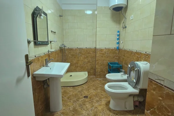 Shtepi ne shitje Apartament ne Tirane, 1+1, Mobilimi Pjeserisht e mobiluar, Pagesa 165,000  Euro.
