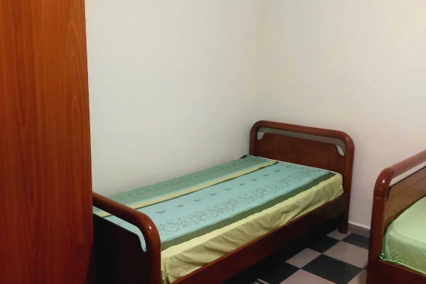 Rruga e Dibres,prane Hotel Stela jepet me qera garsoniere 32m2 e mobiluar. 28,000 L