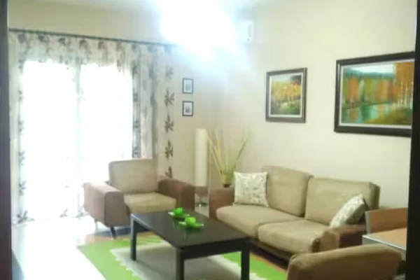 Shtepi me qera Vila Luksoze ne Tirane, 2+1, Mobilimi E mobiluar, Pagesa 450  Euro.