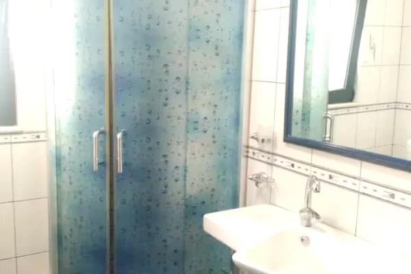 Shtepi me qera Vila Luksoze ne Tirane, 2+1, Mobilimi E mobiluar, Pagesa 450  Euro.