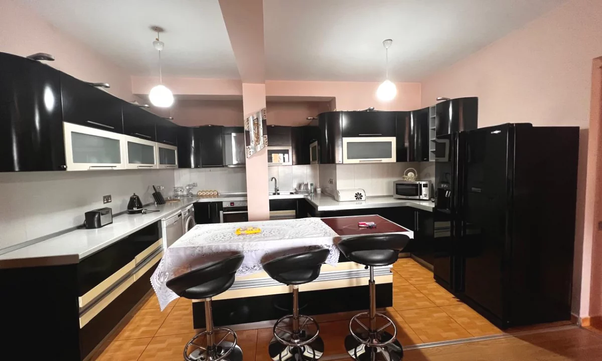 Shtepi me qera Apartament ne Tirane, 2+1, Mobilimi E mobiluar, Pagesa 60,000  Leke.