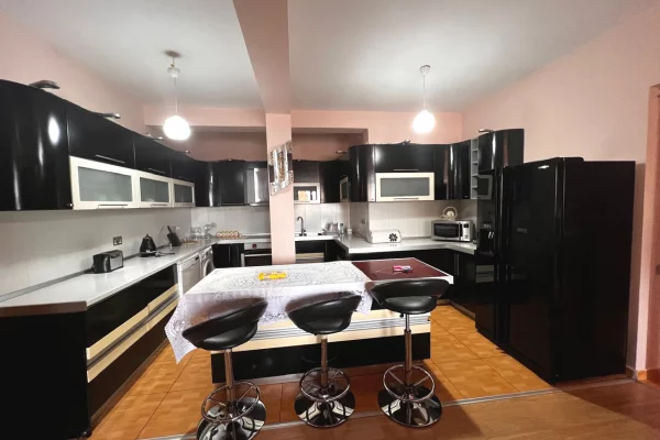 Shtepi me qera 2+1 ne Tirane - 60,000 Leke