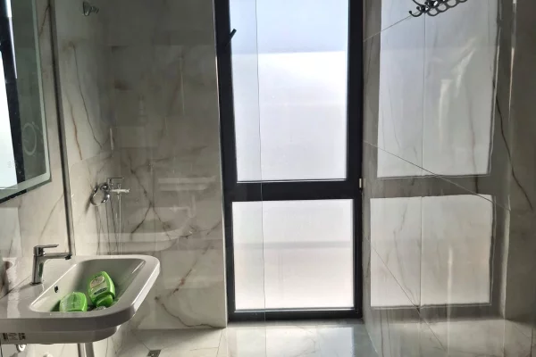 Shtepi me qera Apartament ne Tirane, 2+1, Mobilimi E mobiluar, Pagesa 65,000  Leke.