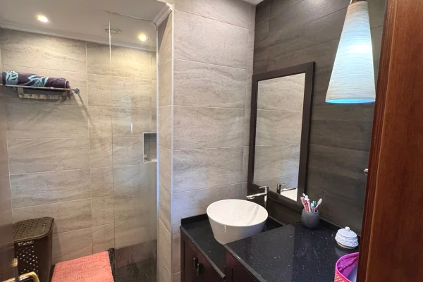 Shtepi me qera Apartament ne Tirane, 2+1, Mobilimi E mobiluar, Pagesa 75,000  Leke.