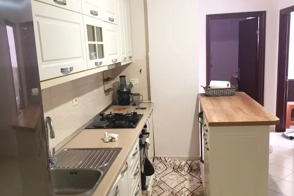 Shtepi me qera Apartament ne Tirane, 2+1, Mobilimi E mobiluar, Pagesa 45,000  Leke.