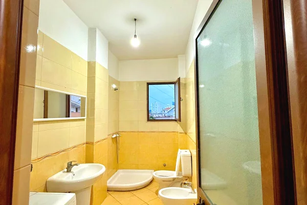 Shtepi me qera Apartament ne Tirane, 1+1, Mobilimi E mobiluar, Pagesa 45,000  Leke.