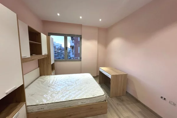 Shtepi me qera Apartament ne Tirane, 3+1, Mobilimi E mobiluar, Pagesa 1,400  Euro.