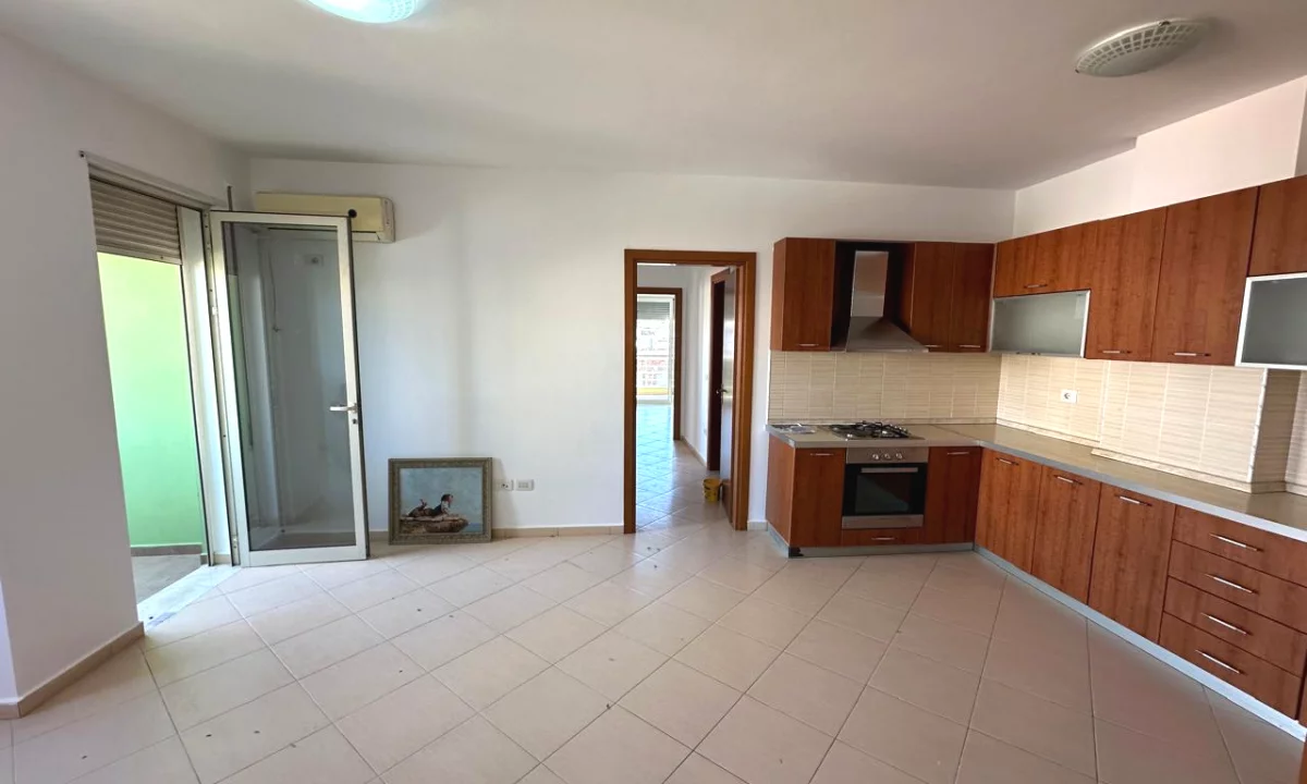 Rruga e Elbasanit,jepet me qera apartament  3+1+2+post parkimi ,pjeserisht i mobiluar 1,000Euro 