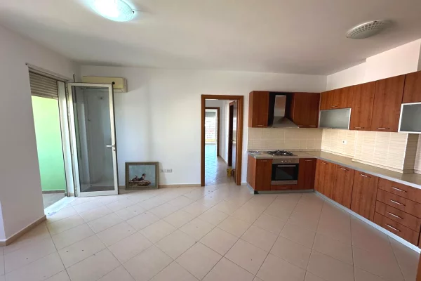 Ambient biznesi me qera 3+1 ne Tirane - 1,000 Euro