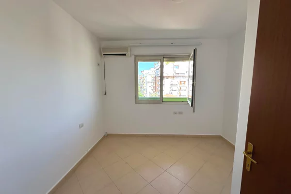 Rruga e Elbasanit,jepet me qera apartament  3+1+2+post parkimi ,pjeserisht i mobiluar 1,000Euro 