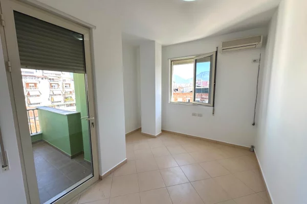 Rruga e Elbasanit,jepet me qera apartament  3+1+2+post parkimi ,pjeserisht i mobiluar 1,000Euro 