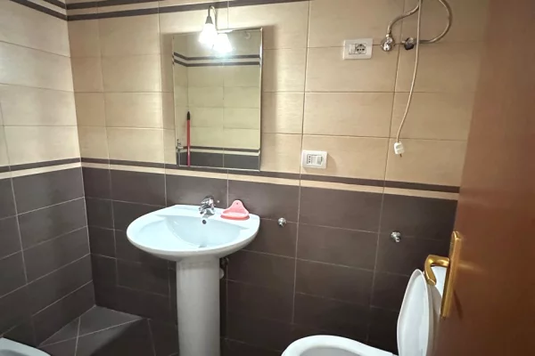 Rruga e Elbasanit,jepet me qera apartament  3+1+2+post parkimi ,pjeserisht i mobiluar 1,000Euro 