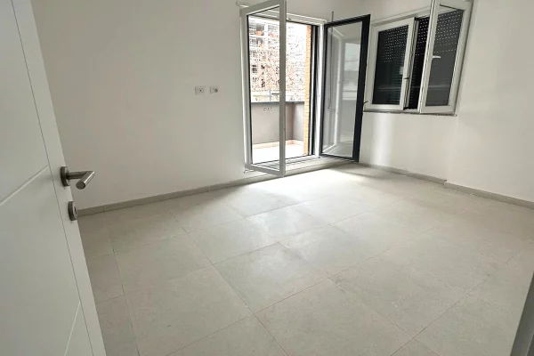 Ambient biznesi me qera 3+1 ne Tirane - 60,000 Leke