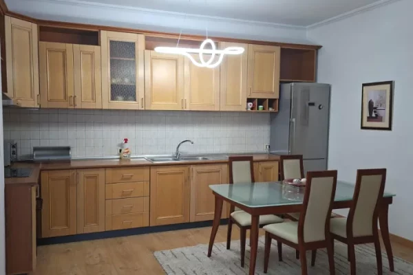 Shtepi me qera Apartament ne Tirane, 2+1, Mobilimi E mobiluar, Pagesa 1,000  Euro.