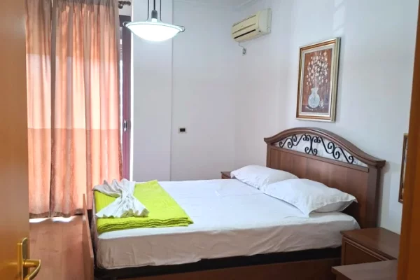 Shtepi me qera Apartament ne Tirane, 2+1, Mobilimi E mobiluar, Pagesa 1,000  Euro.