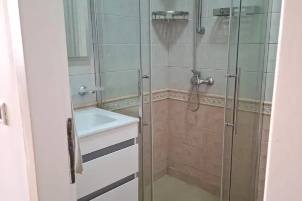 Shtepi me qera Apartament ne Tirane, 2+1, Mobilimi E mobiluar, Pagesa 1,000  Euro.