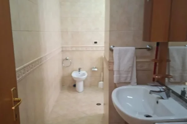 Shtepi me qera Apartament ne Tirane, 2+1, Mobilimi E mobiluar, Pagesa 1,000  Euro.