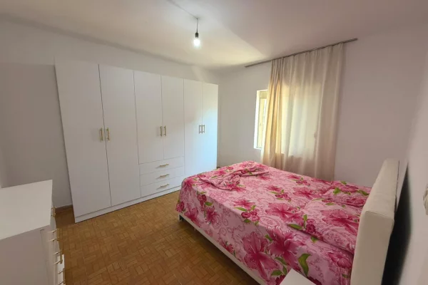 Shtepi me qera Vila Luksoze ne Tirane, 2+1, Mobilimi E mobiluar, Pagesa 55,000  Leke.