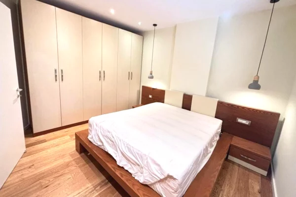 Shtepi me qera Apartament ne Tirane, 3+1, Mobilimi E mobiluar, Pagesa 85,000  Leke.