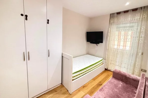 Shtepi me qera Apartament ne Tirane, 3+1, Mobilimi E mobiluar, Pagesa 85,000  Leke.