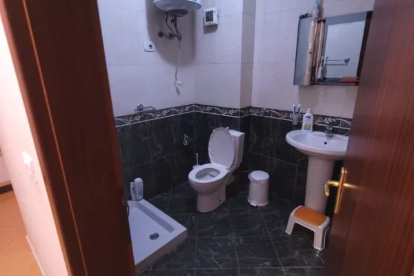Shtepi me qera Apartament ne Tirane, 2+1, Mobilimi E mobiluar, Pagesa 800  Euro.