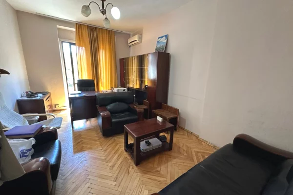🏢Rruga e Elbasanit,jepet me qera per zyra,apartament 3+1. 800Euro