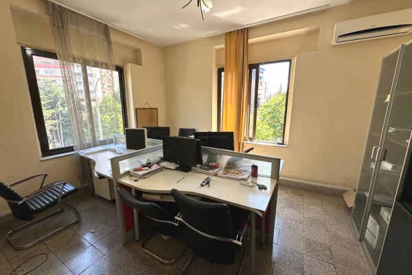 🏢Rruga e Elbasanit,jepet me qera per zyra,apartament 3+1. 800Euro